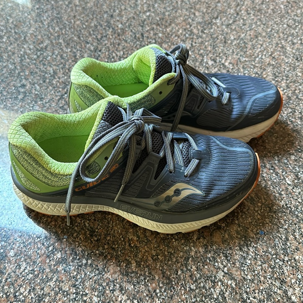 Saucony women’s “Everun” sneakers size 5. Very good condition.